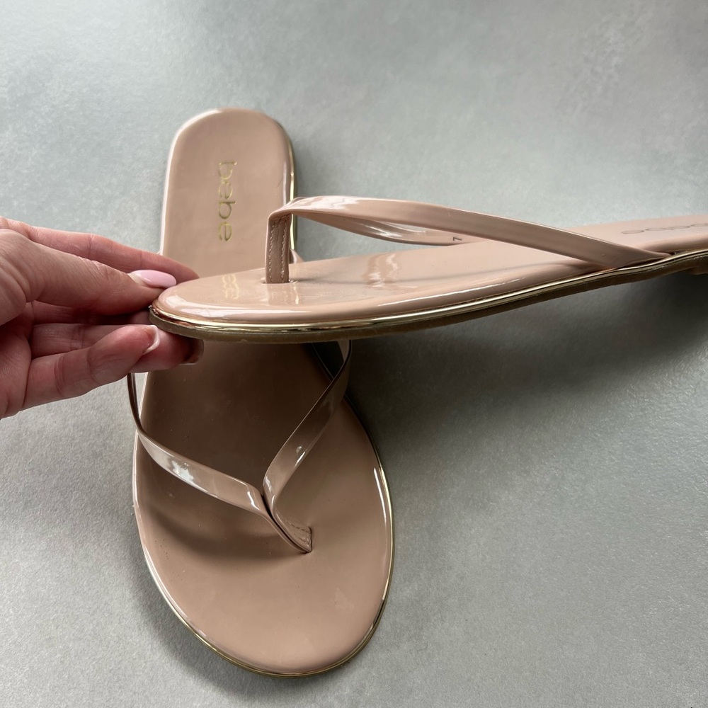 BEBE flip flops patent leather beige nude with gold SIZE 7 slip on beach pool - Picture 3 of 4
